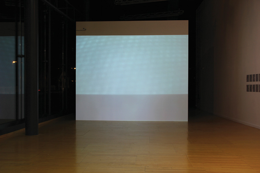 sans titre, 2011, vidéo projecteur, caméra de vidéosurveillance, support de projection blanc, dimensions variables