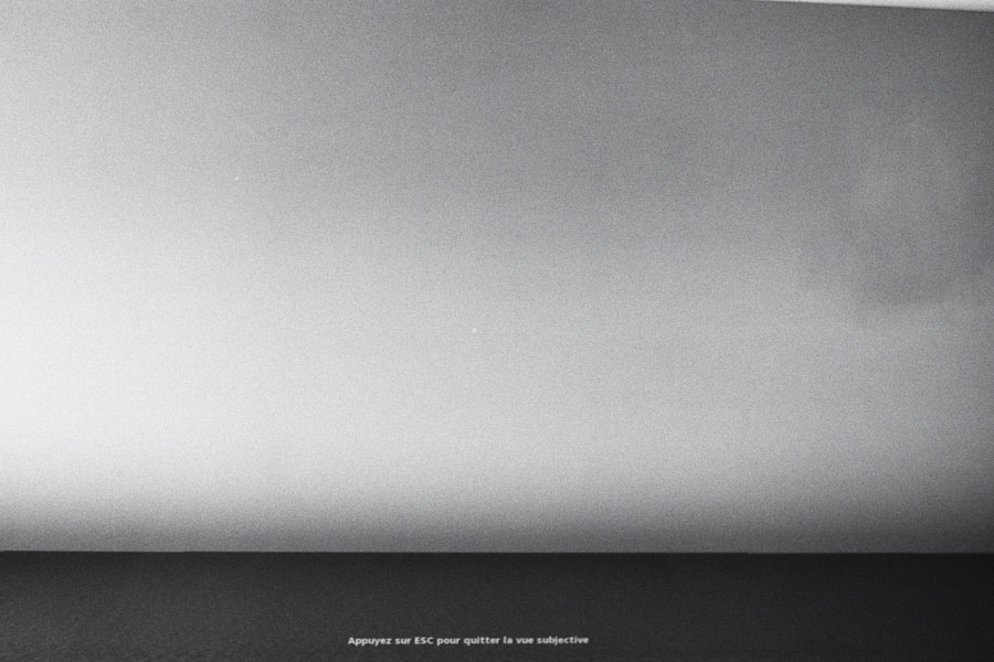 Appuyer_sur_ESC_pour_quitter_la_vue_subjective, 2011, édition aux nombres d'exemplaires illimités, source : photographie argentique, impression numérique sur papier Kodak, 10 x 15 cm