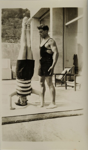 Anonyme, Marie-Laure de Noailles et le professeur de gymnastique, 1928. Tirage sur papier, collection particulière en dépôt à la villa Noailles.