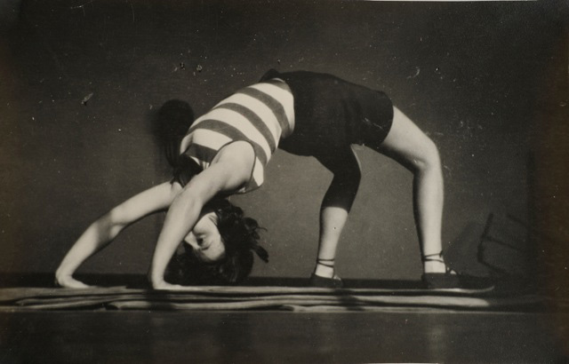 Anonyme, jeune femme non identifiée faisant le pont, gymnase, circa 1929. Tirage sur papier, collection particulière en dépôt à la villa Noailles.