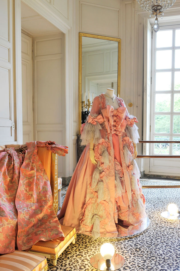Robe à la Francaise, vers 1750-1755, musée Galliera et Vivienne Westwood, collection Vive la Cocotte, Automne-Hiver 1995-1996. ©Versailles C. Milet